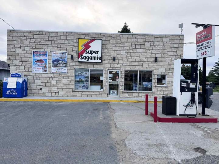 Façade commerciale en pierre Alma